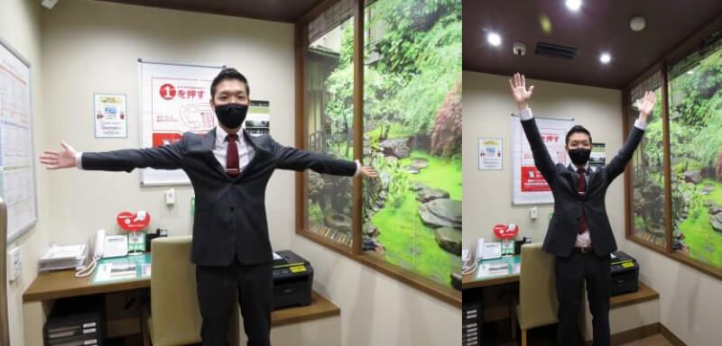手を広げて部屋の広さをはかるアイフル山内さん